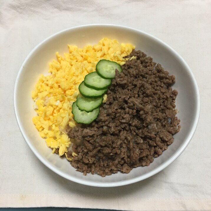 胡瓜ちょこん♪いり卵と味付け簡単牛豚そぼろ丼♡